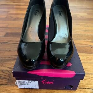 Fioni size 8 high heels